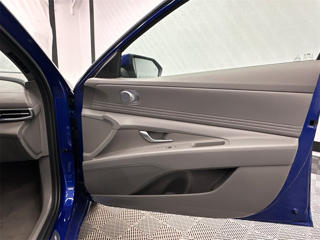 2025 Hyundai Elantra SEL Convenience photo 16