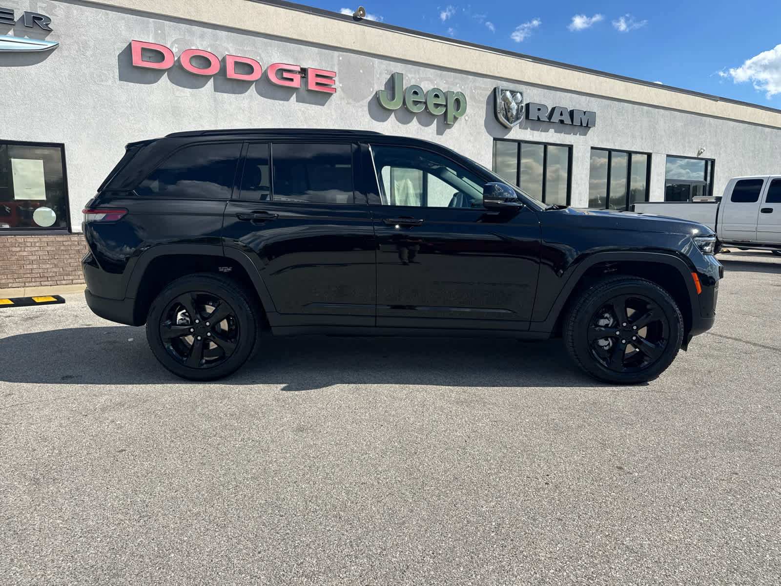 2025 Jeep Grand Cherokee Limited photo 3