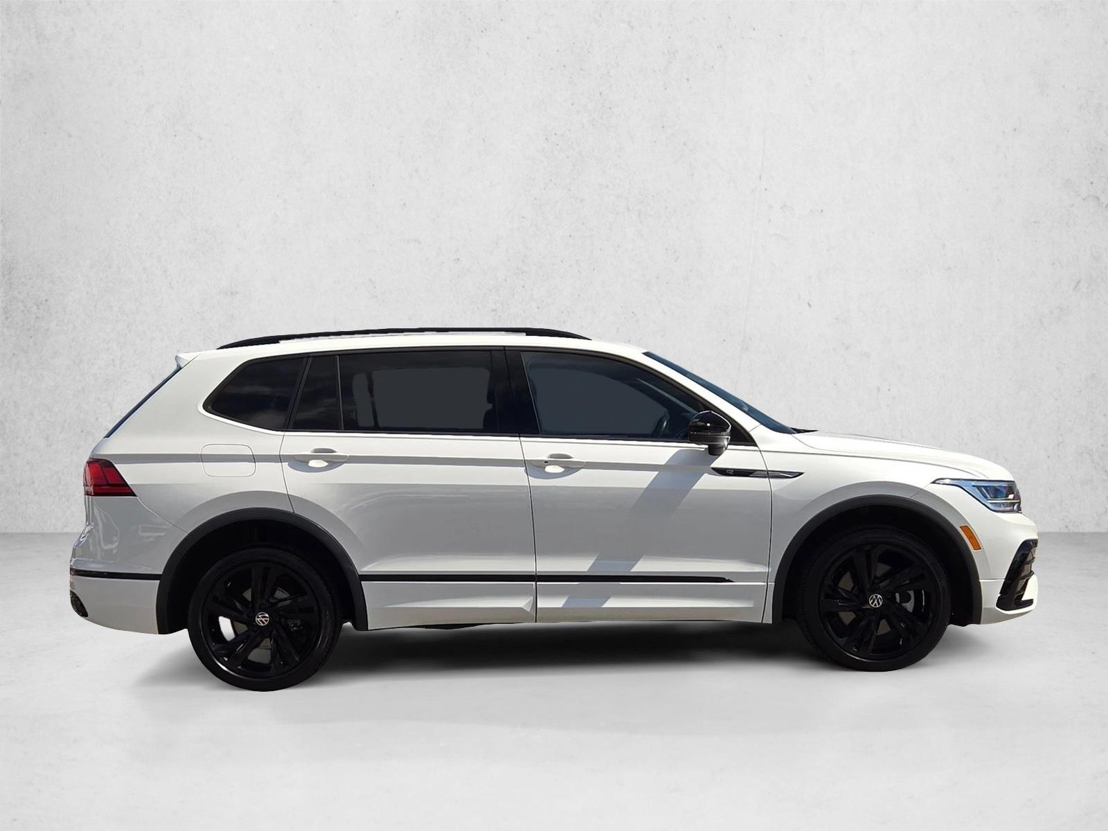 2023 Volkswagen Tiguan SE R-Line Black photo 4