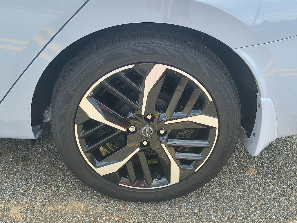 2024 Nissan Versa SR photo 4