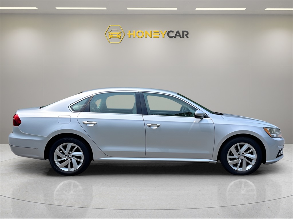 2018 Volkswagen Passat SE photo 32