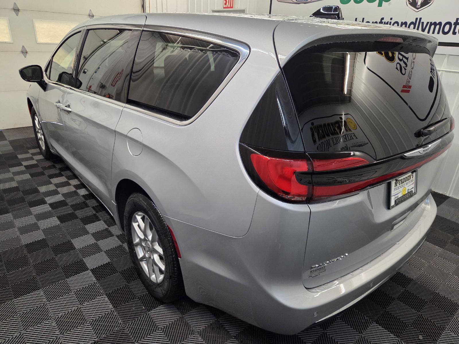 2026 Chrysler Pacifica photo 7