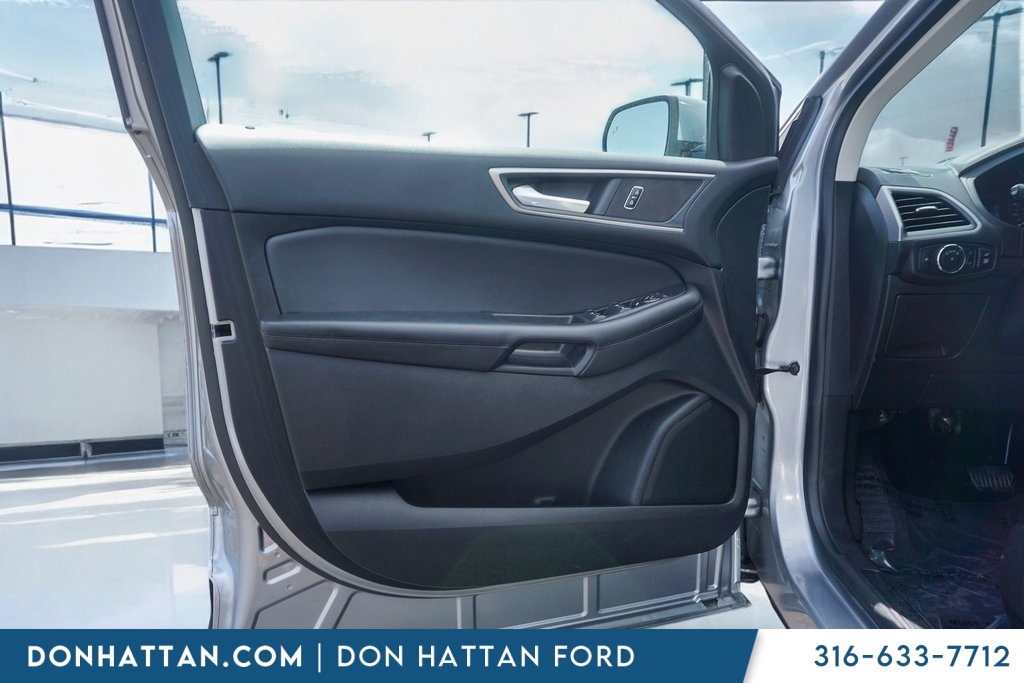 2022 Ford Edge SEL photo 16