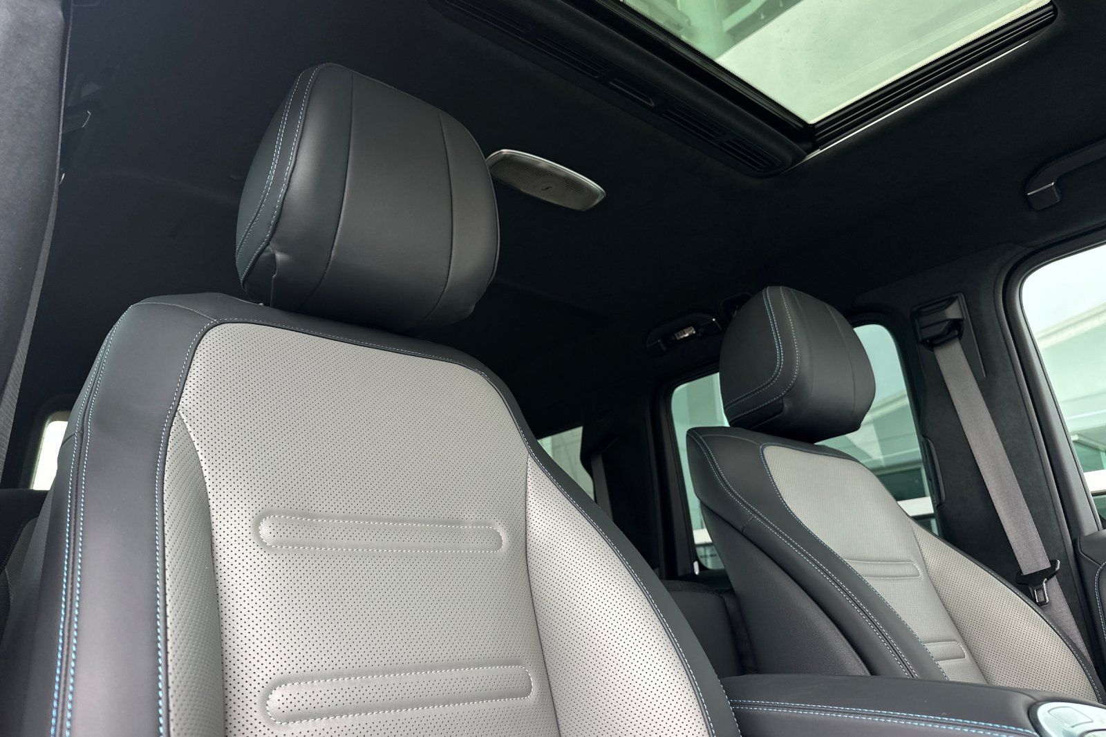 2025 Mercedes Benz G photo 3