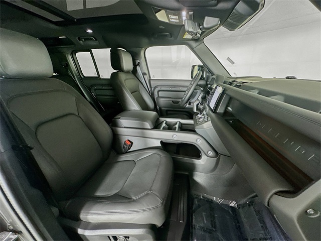 2025 Land Rover Defender 110 X-Dynamic SE photo 25