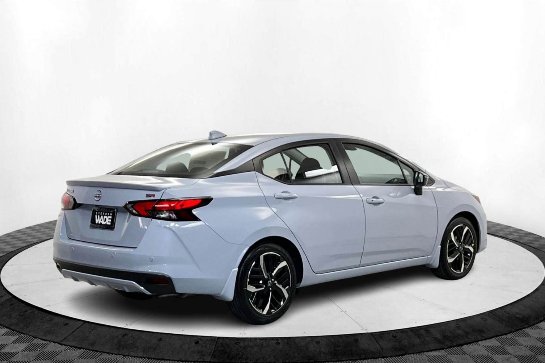 2025 Nissan Versa SR photo 4