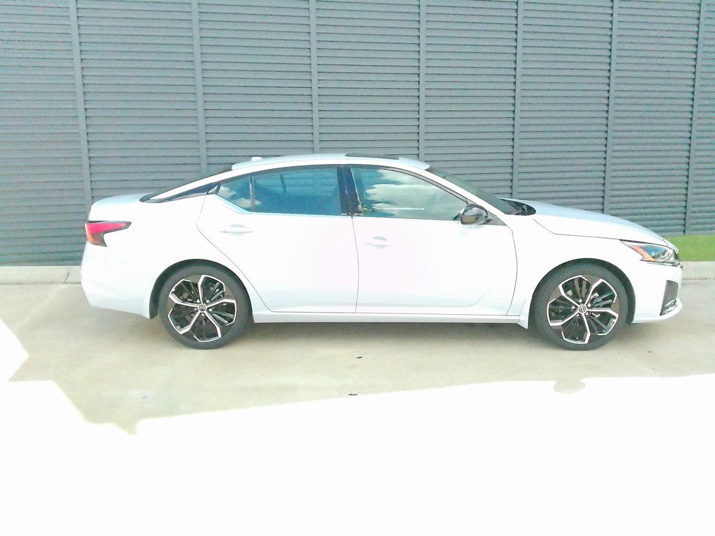 2024 Nissan Altima 2.5 SR photo 2