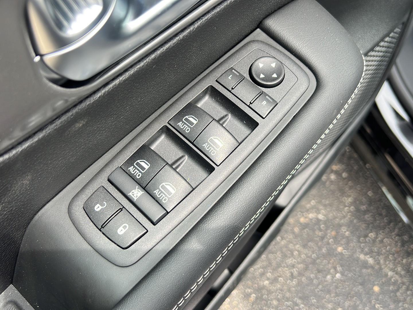2025 Chrysler Pacifica photo 12