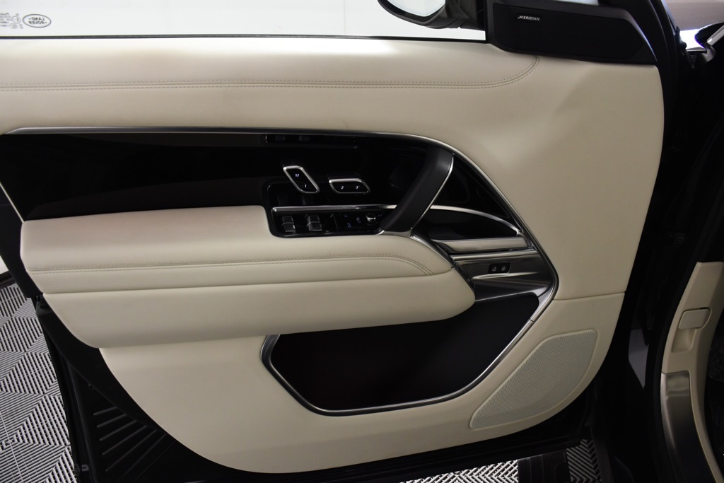 2023 Land Rover Range Rover SE photo 13