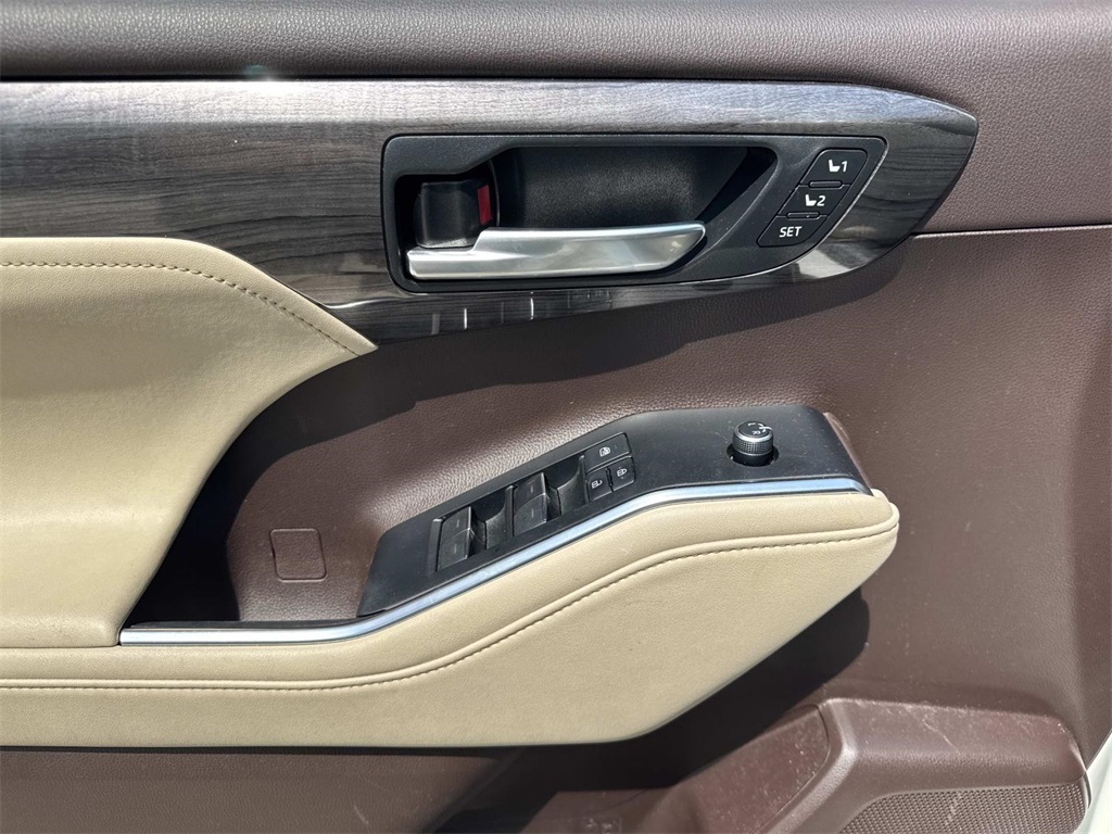 2021 Toyota Highlander Hybrid Limited photo 18