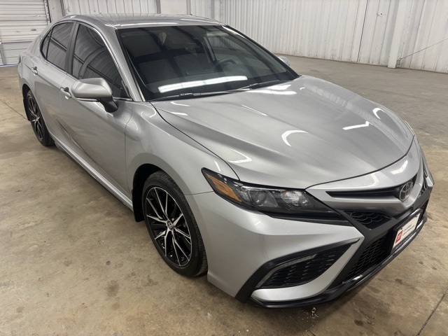 2024 Toyota Camry SE's photo
