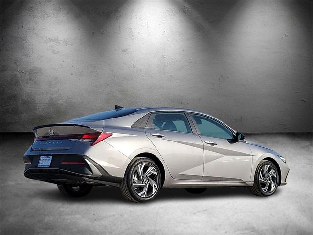 2025 Hyundai Elantra SEL Sport photo 3