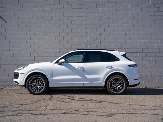 2022 Porsche Cayenne S photo 2