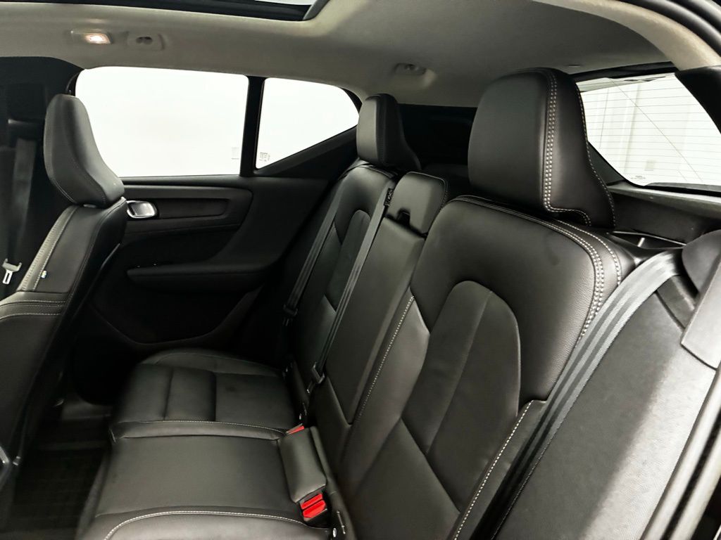 2023 Volvo XC40 Plus photo 16