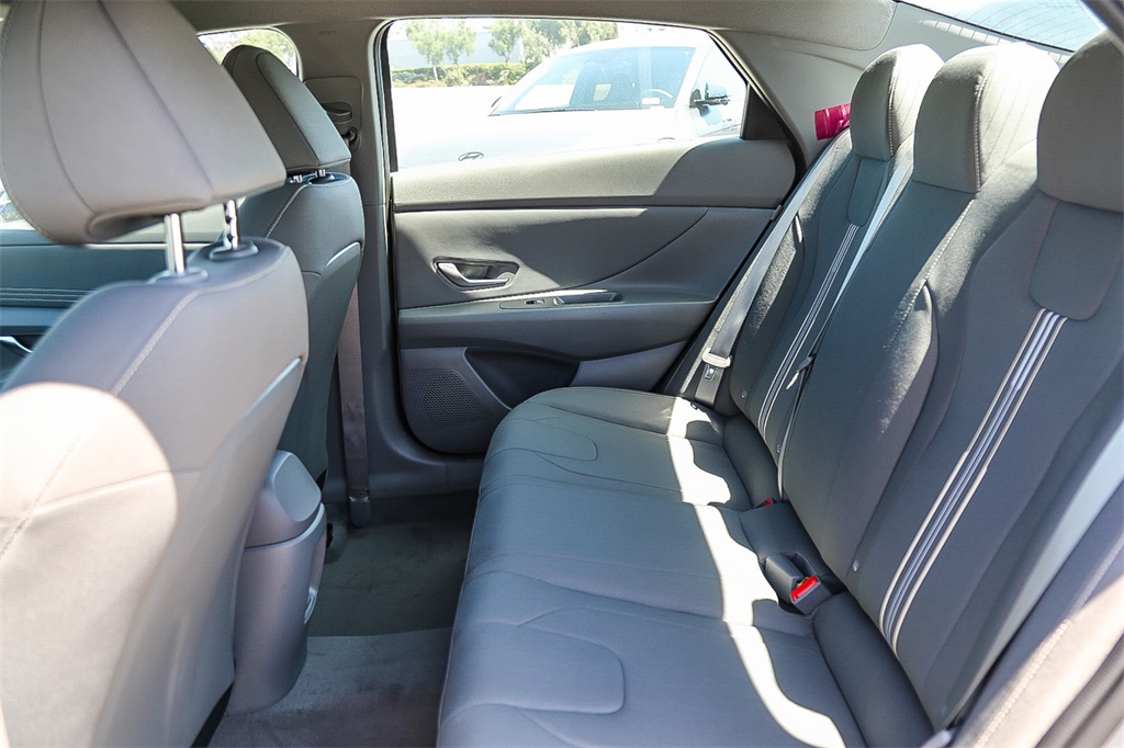 2025 Hyundai Elantra SEL Sport photo 16