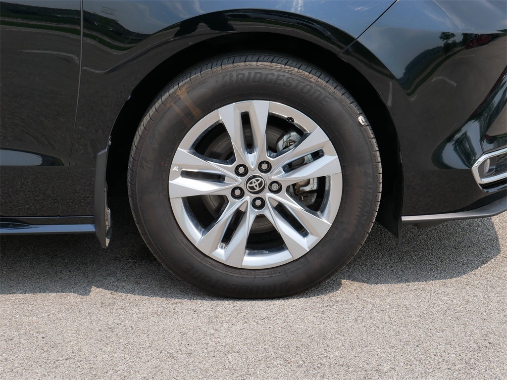 2024 Toyota Sienna XLE photo 7