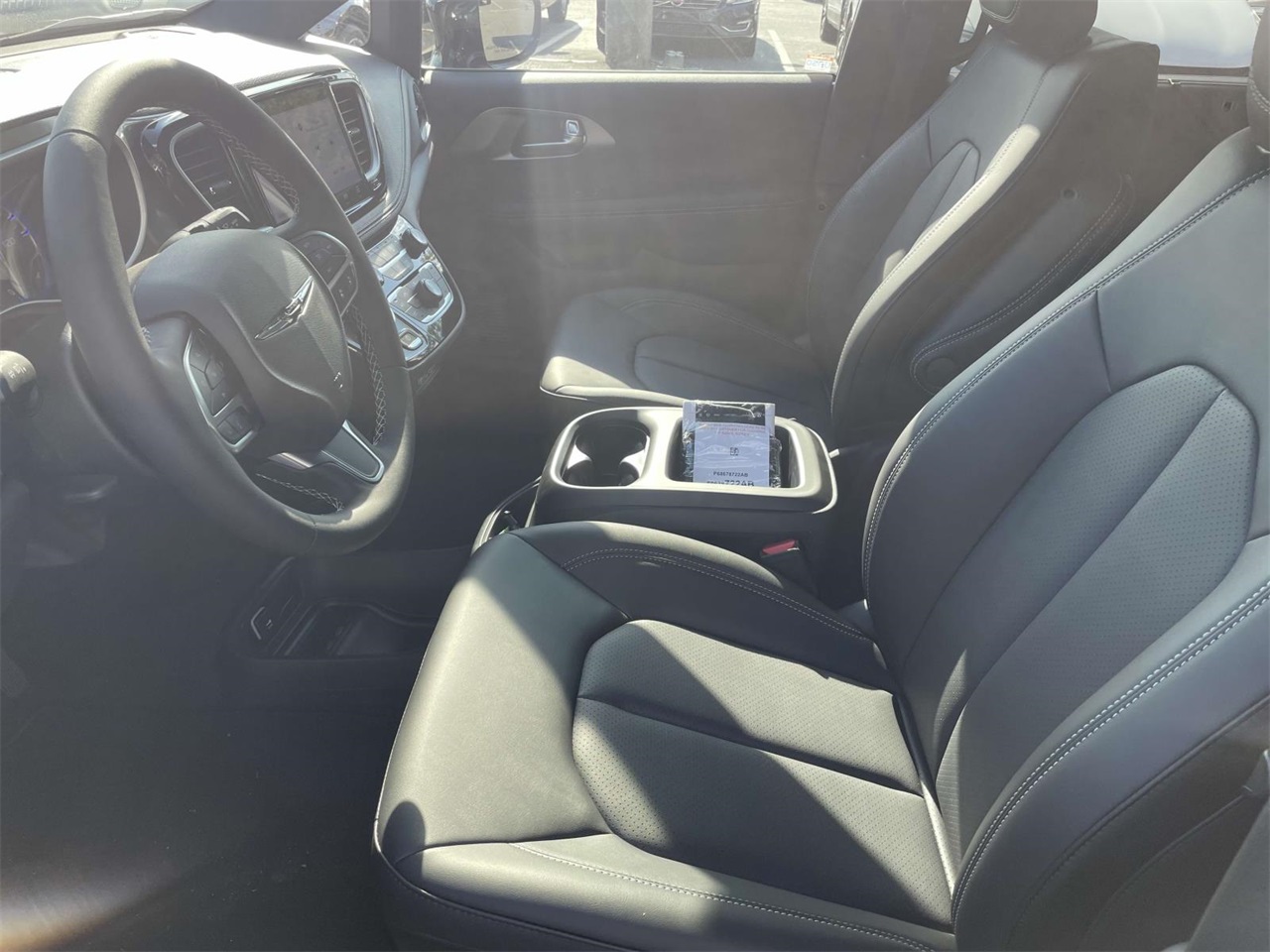 2025 Chrysler Pacifica photo 18