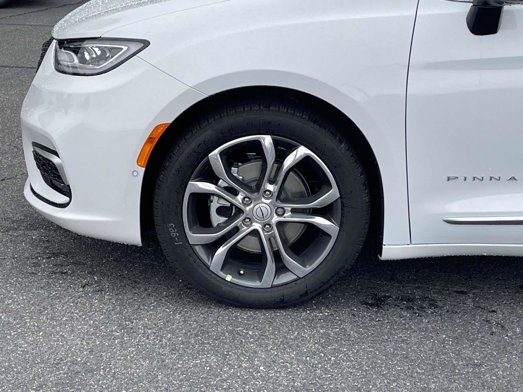 2026 Chrysler Pacifica Pinnacle photo 9