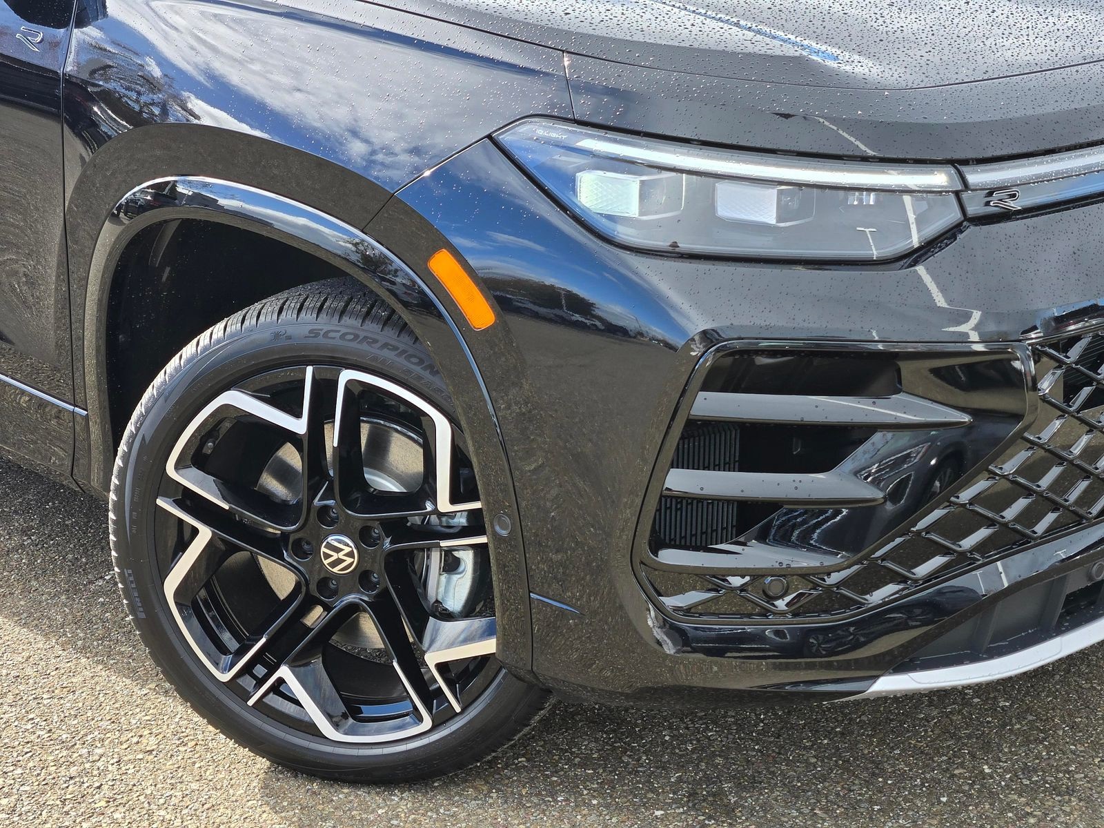 2026 Volkswagen Tiguan SEL R-Line photo 3