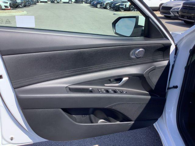 2025 Hyundai Elantra SE photo 9