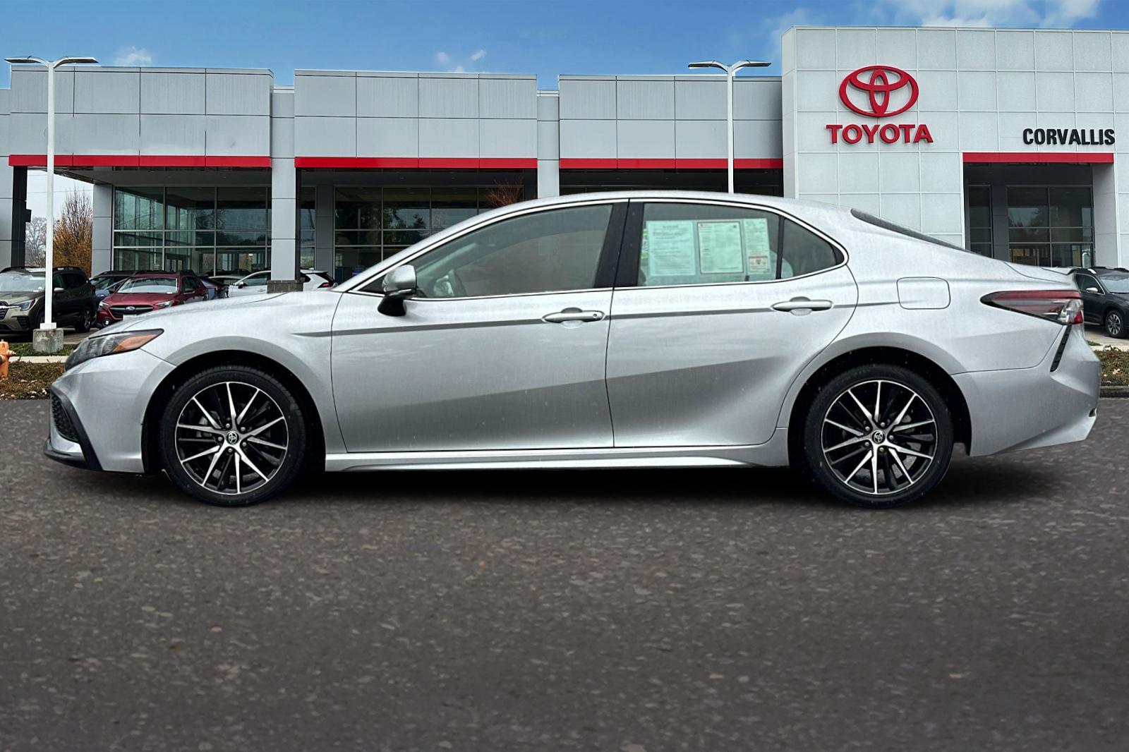 2022 Toyota Camry SE photo 6