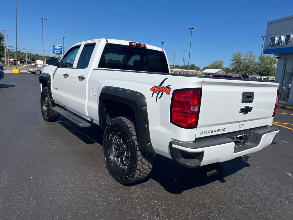 2016 Chevrolet Silverado 1500 Custom photo 3