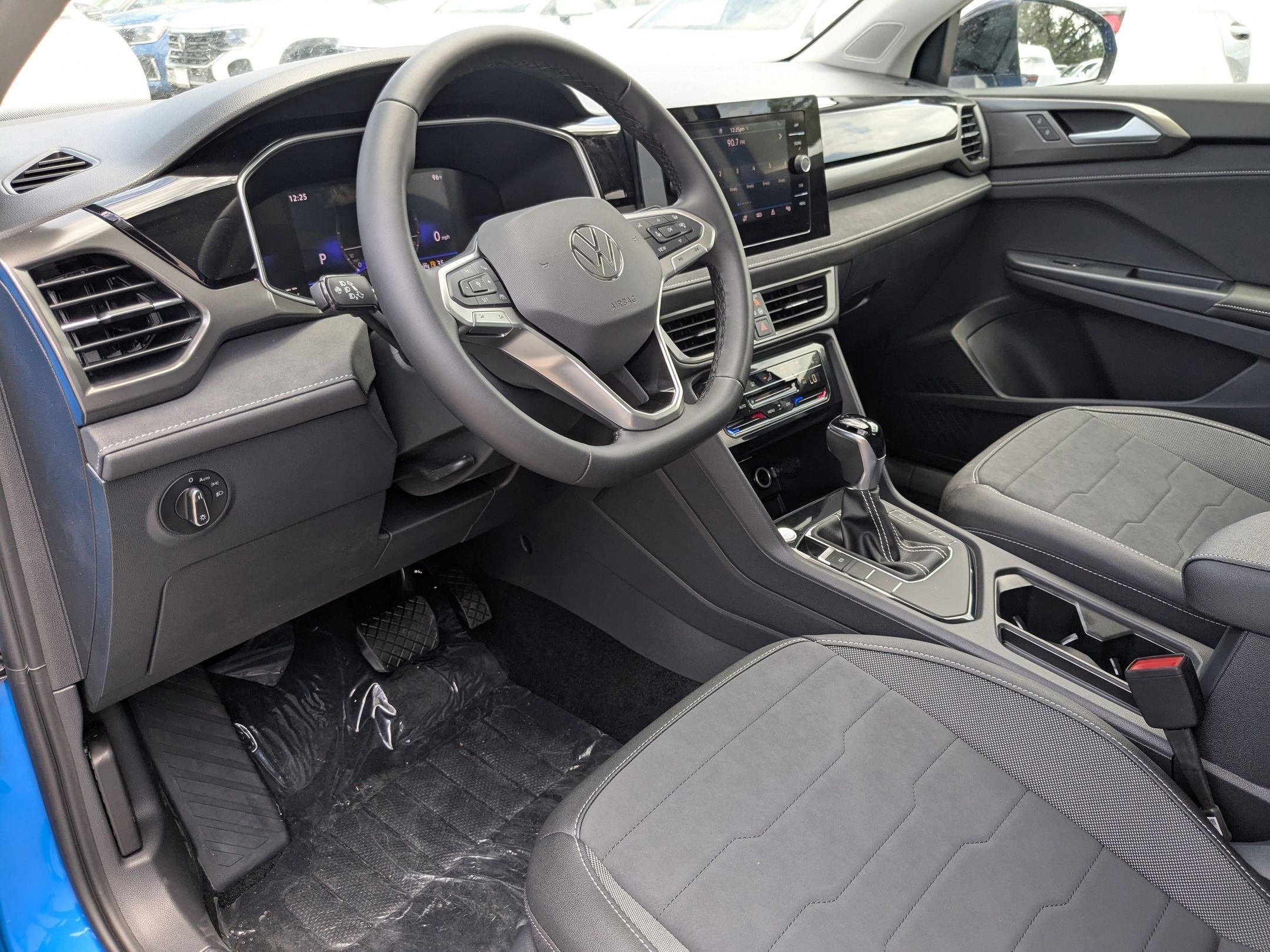 2025 Volkswagen Taos SE photo 3