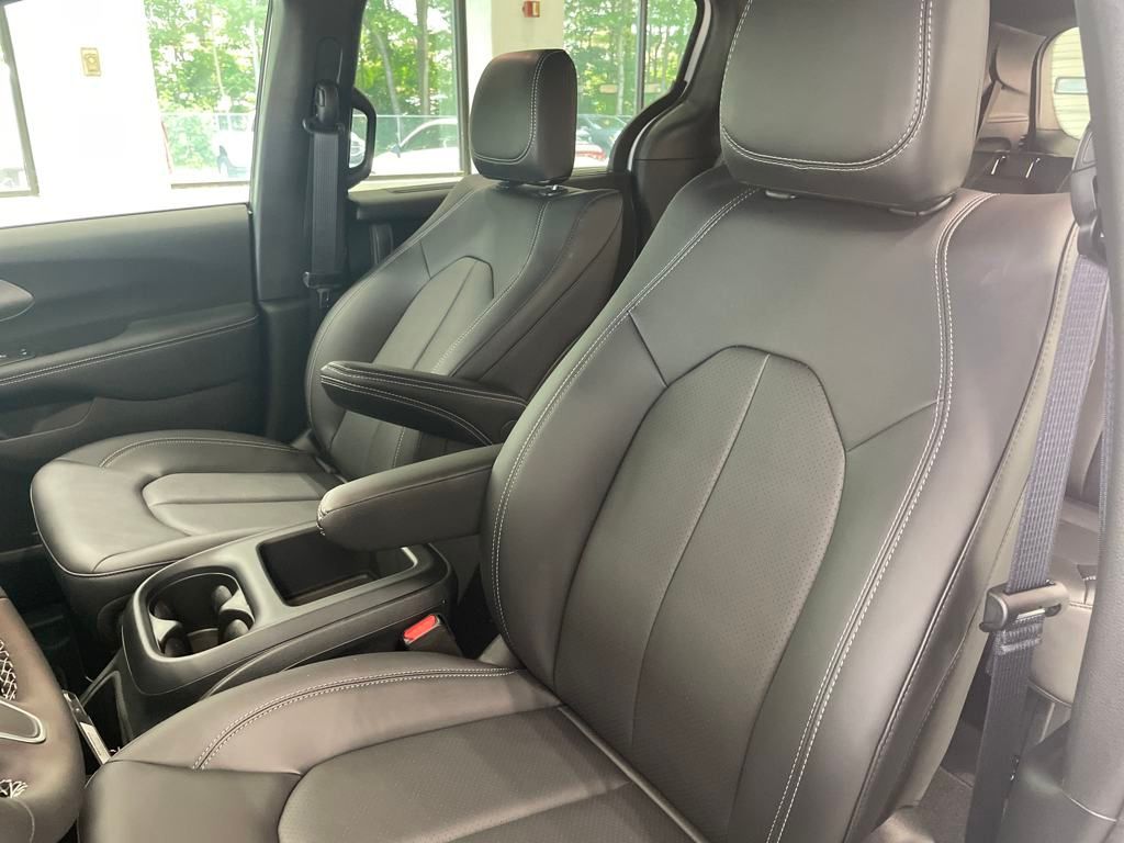 2025 Chrysler Pacifica LE photo 9
