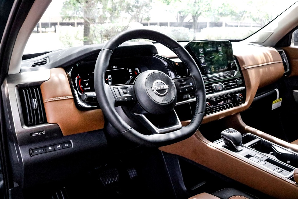 2025 Nissan Pathfinder Platinum photo 10