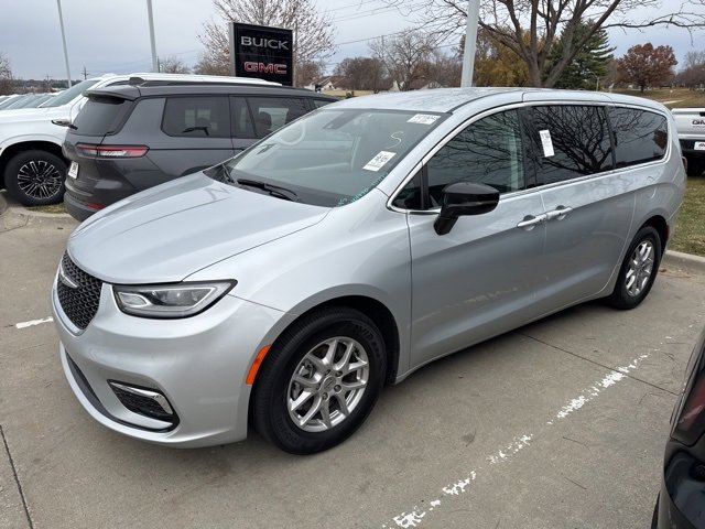 2024 Chrysler Pacifica Touring L photo 2