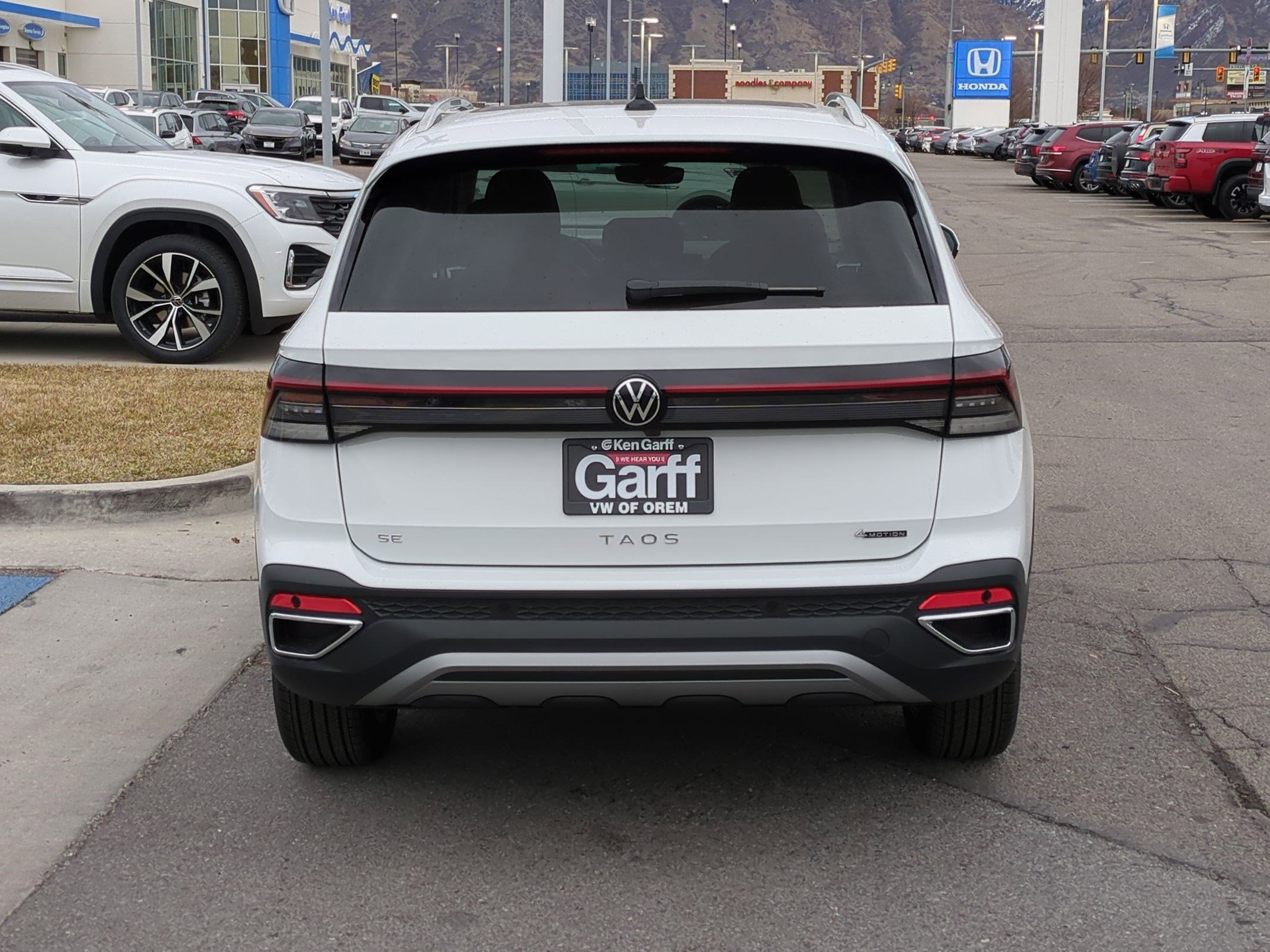 2025 Volkswagen Taos SE photo 4