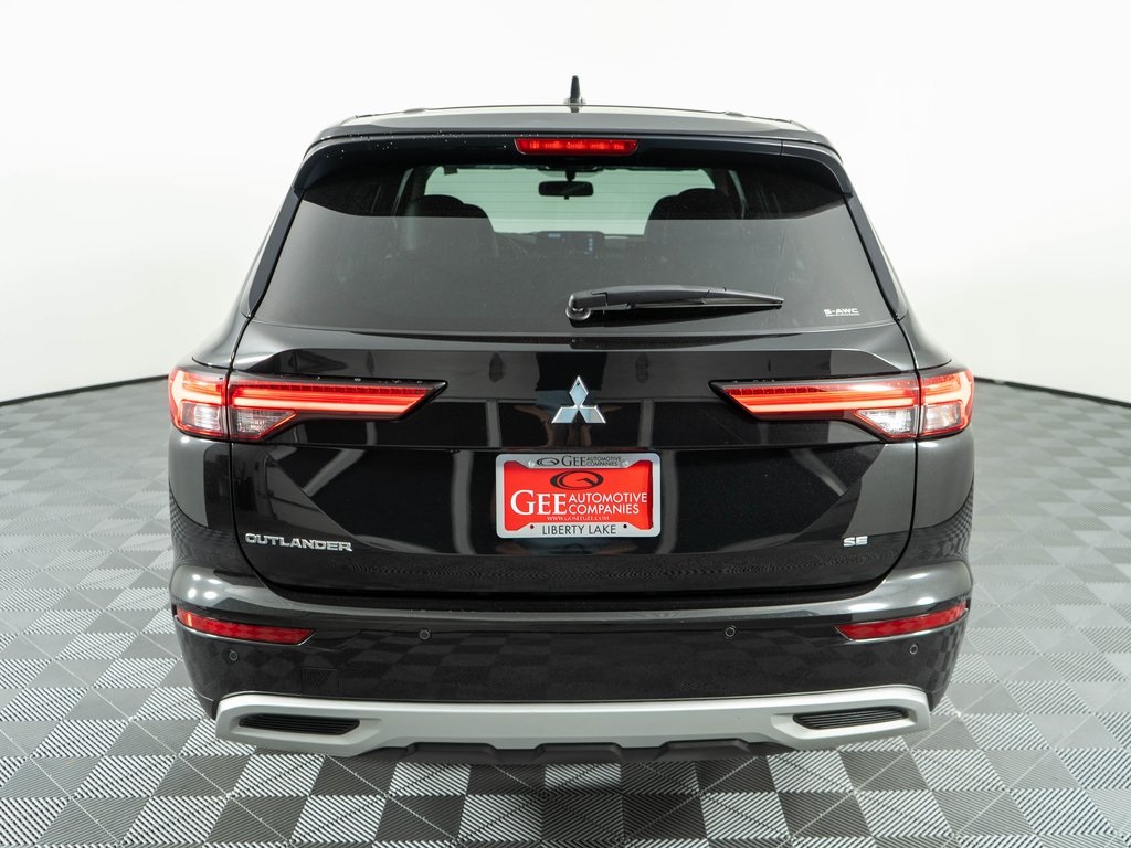 2023 Mitsubishi Outlander SE Black Edition photo 5