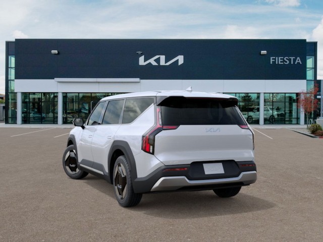 New 2026 Glacial White Pearl Kia Light Short Range image 4