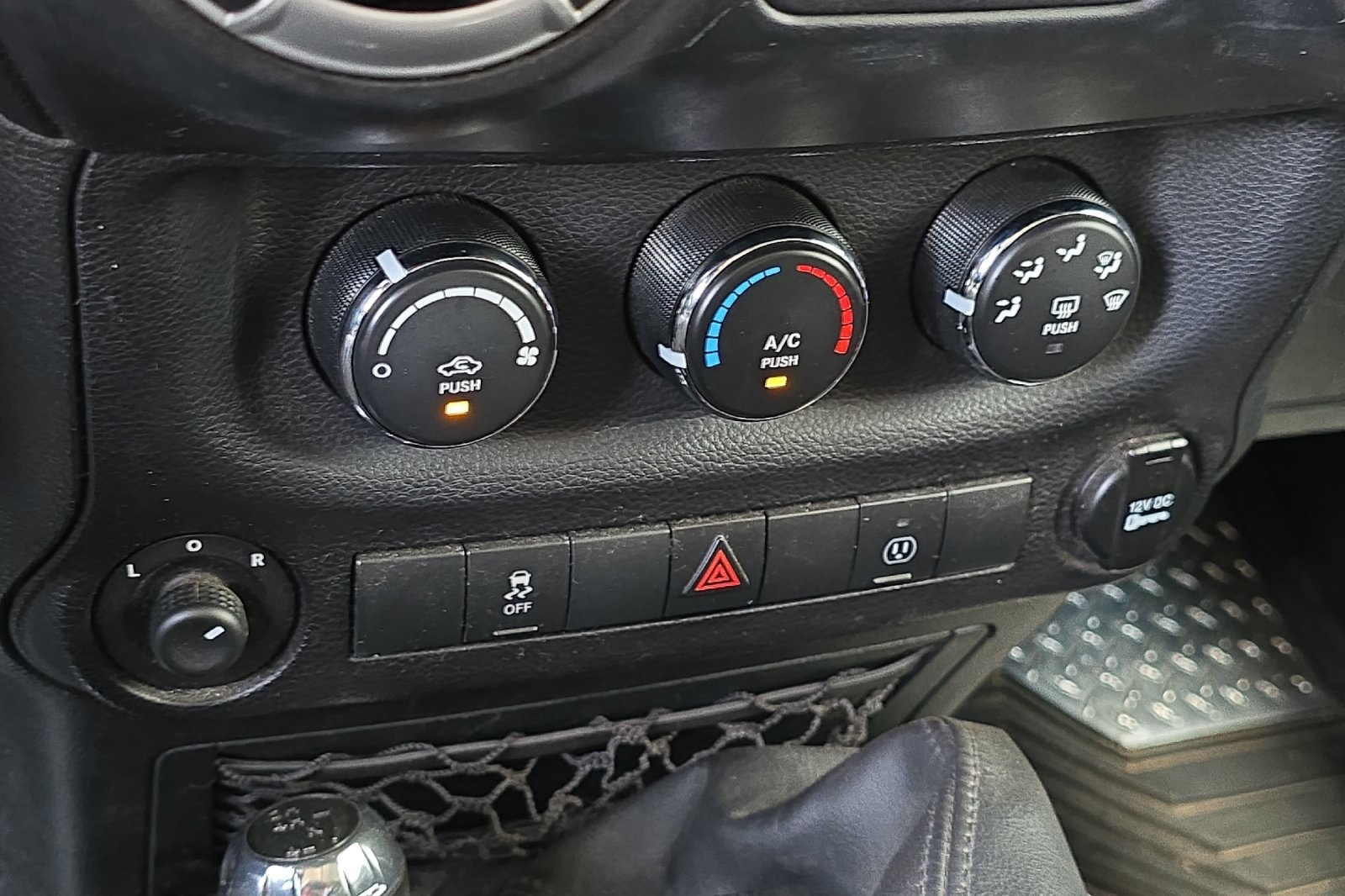 2013 Jeep Wrangler Sahara photo 22