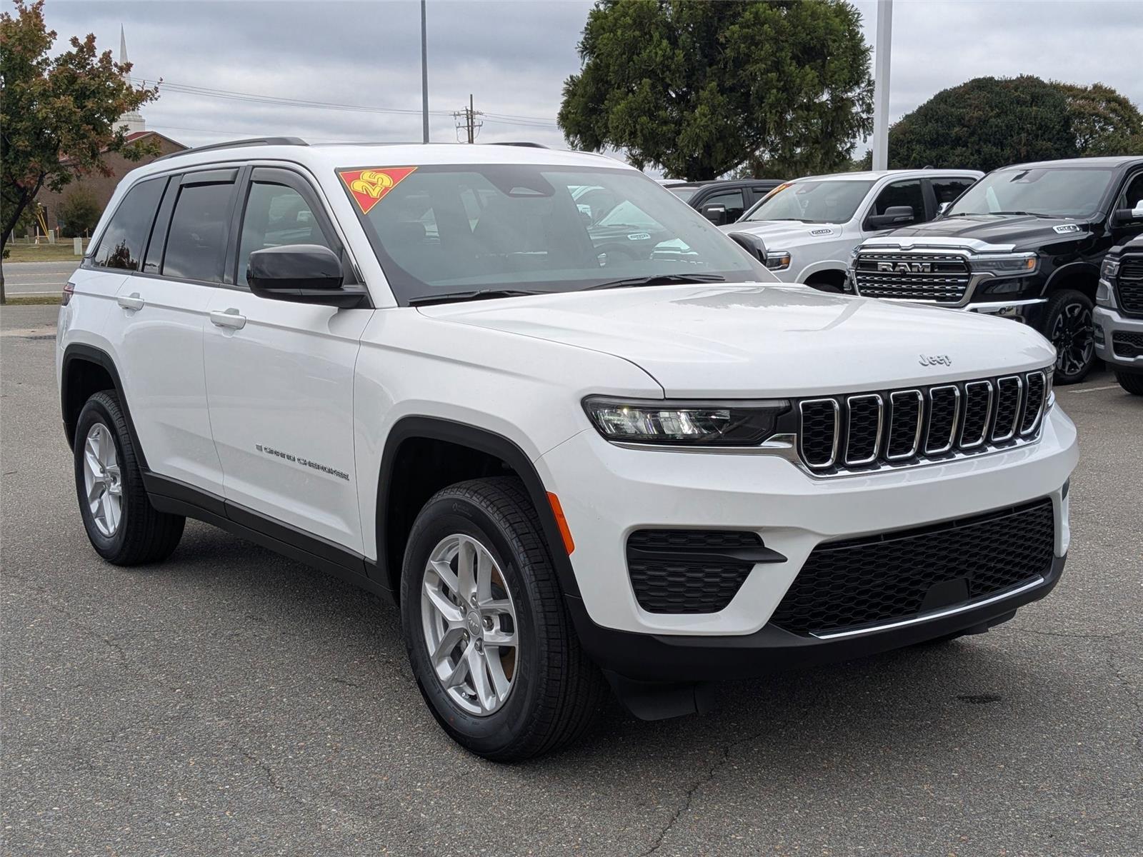 2025 Jeep Grand Cherokee Laredo X photo 3