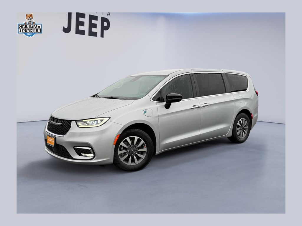 2024 Chrysler Pacifica PHEV Select's photo