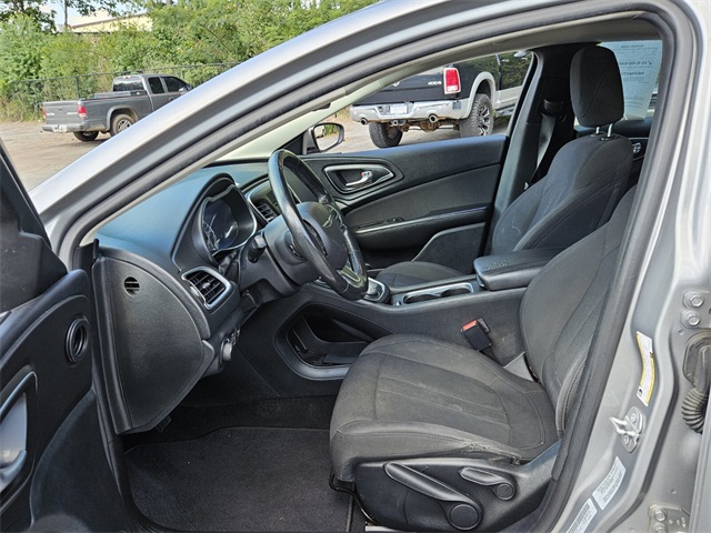 2016 Chrysler 200 LX photo 4