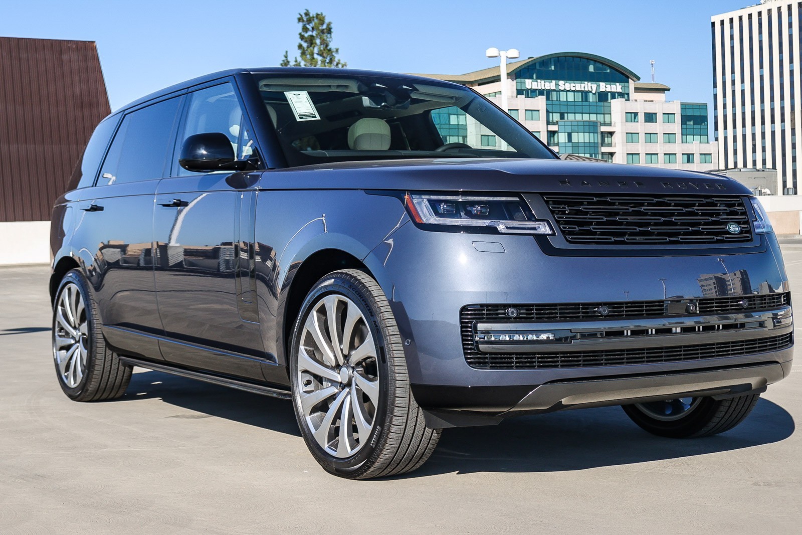 2025 Land Rover Range Rover SE photo 3