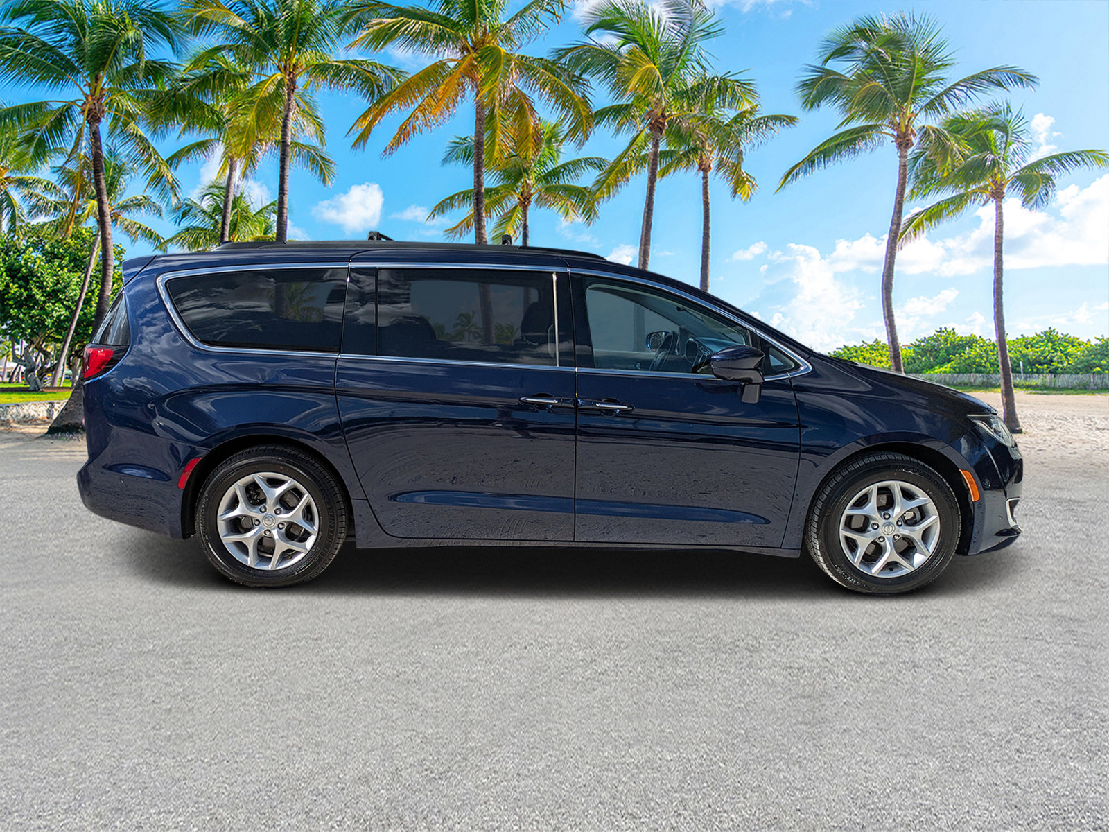 2019 Chrysler Pacifica Touring Plus photo 2