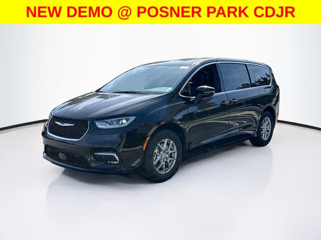 2026 Chrysler Pacifica Select's photo