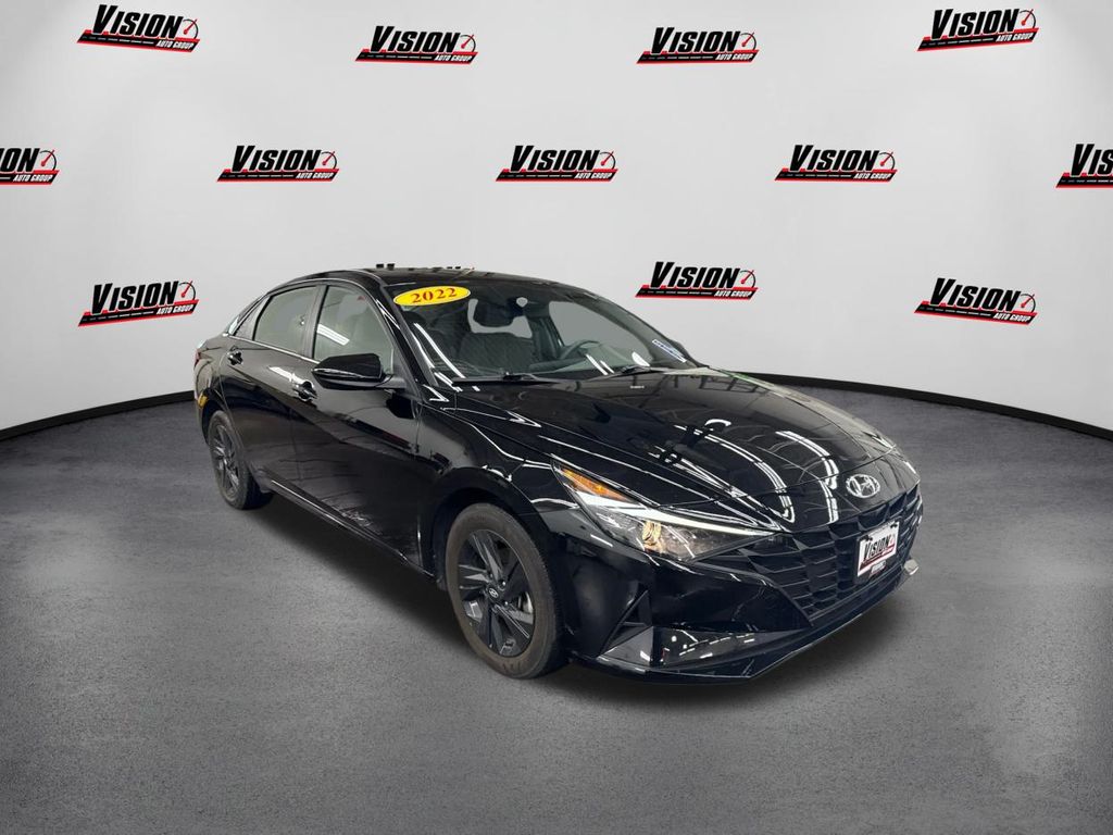 2022 Hyundai Elantra SEL photo 3