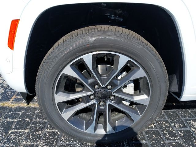 2025 Jeep Grand Cherokee Overland photo 14
