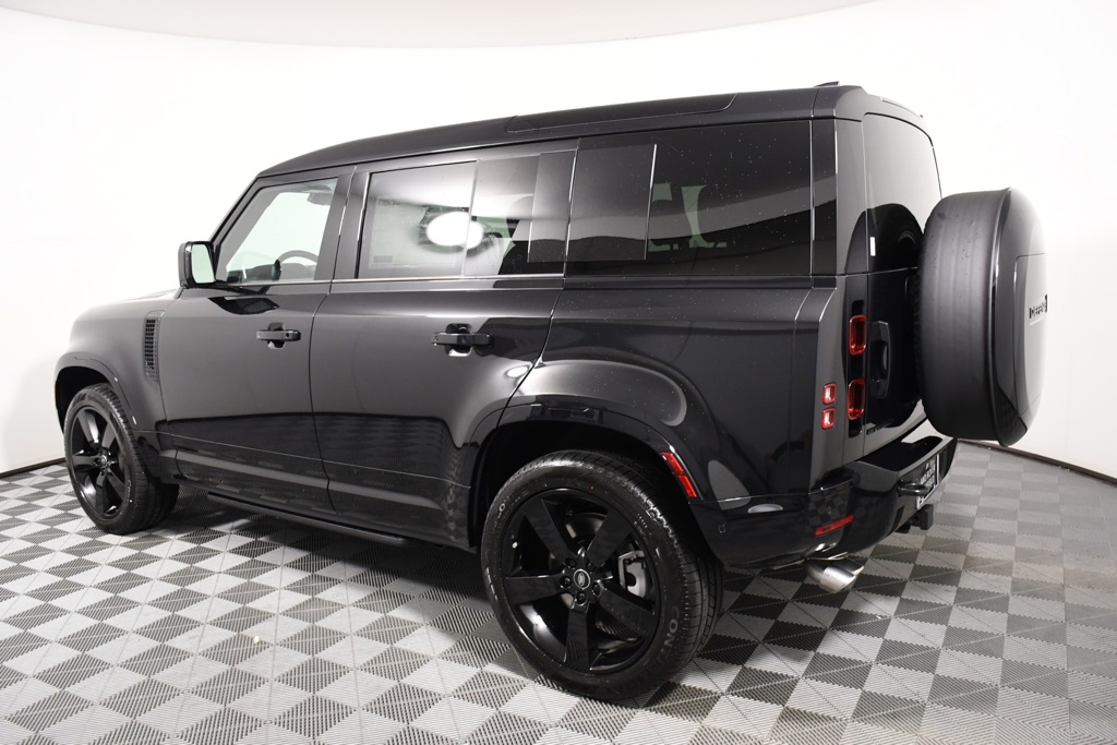 2025 Land Rover Defender 110 X-Dynamic SE photo 3