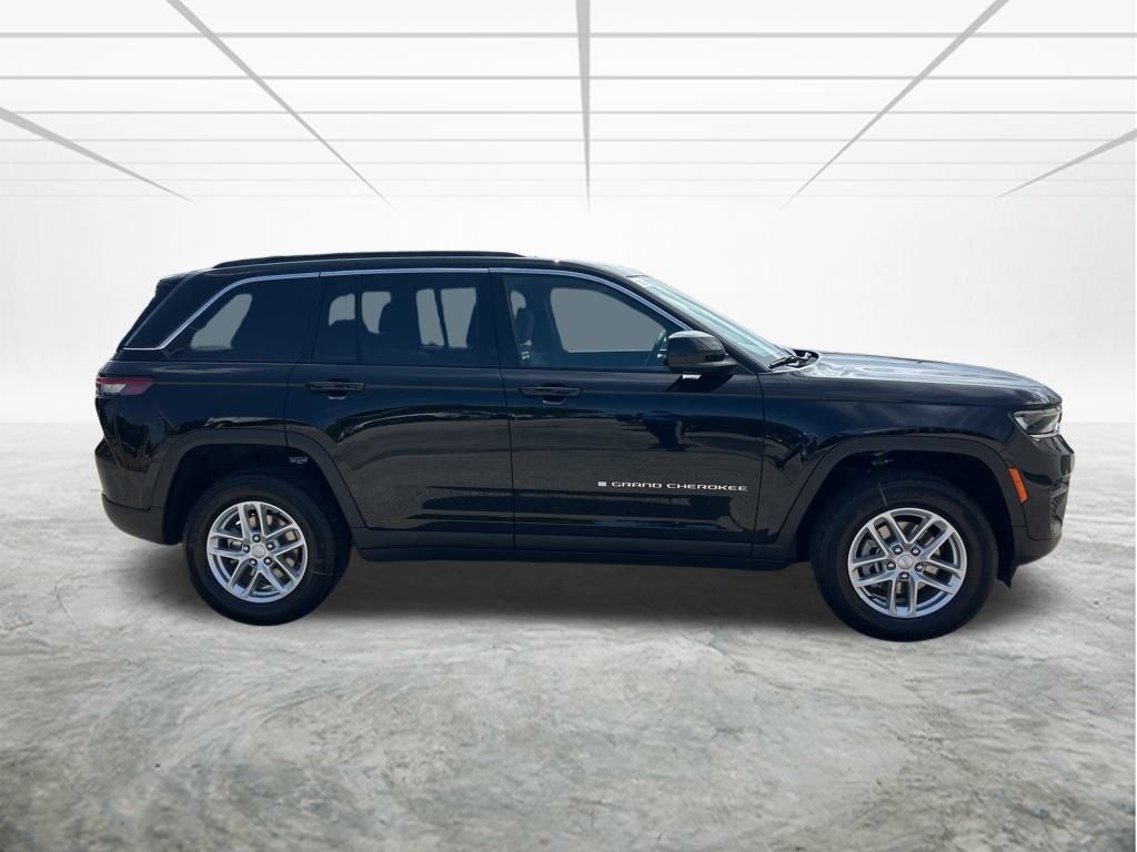 2025 Jeep Grand Cherokee Laredo X photo 2