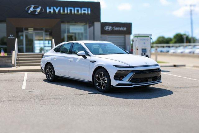 New 2025 White Hyundai SEL image 1