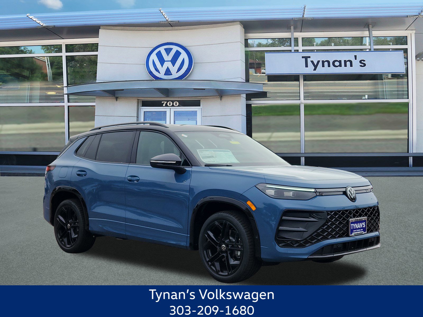 2025 Volkswagen Tiguan SE R-LINE BLACK's photo