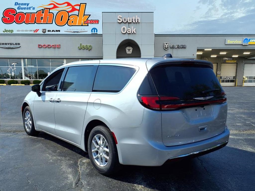 2026 Chrysler Pacifica photo 3