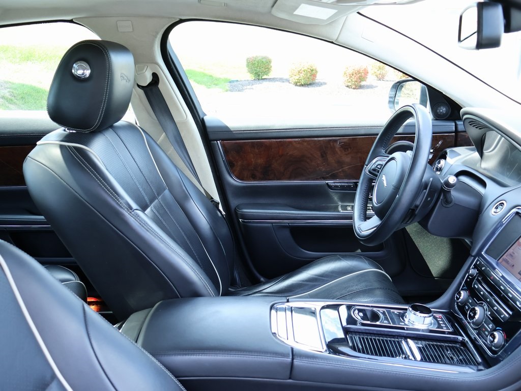2014 Jaguar XJ Base photo 8