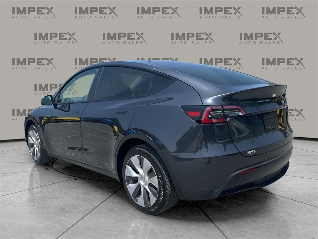 2024 Tesla Model Y Standard Range photo 3