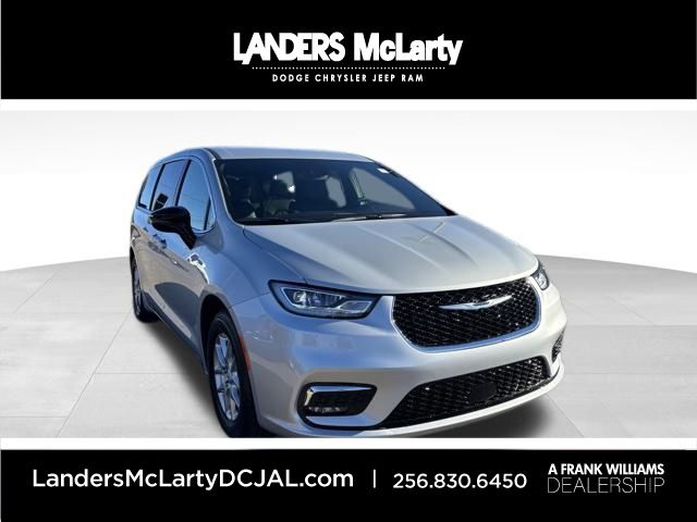 2026 Chrysler Pacifica Select's photo